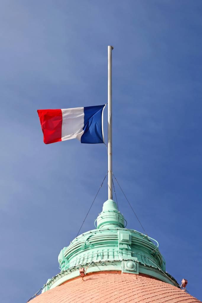 drapeau français en berne